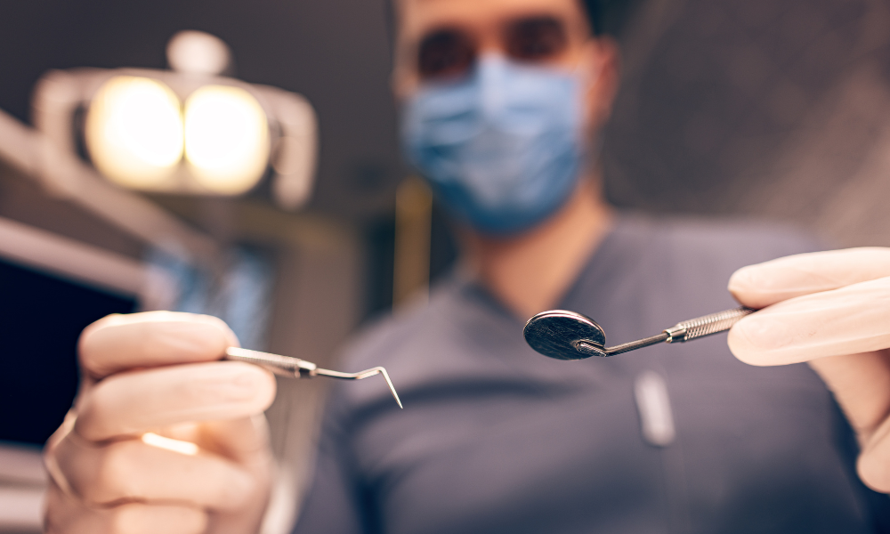 dentista sosteniendo herramientas dentales