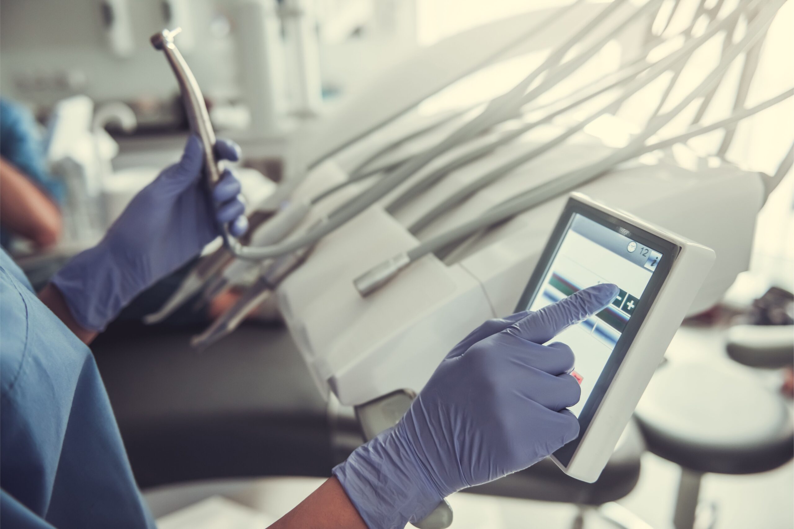 Dentista usando herramientas de trabajo